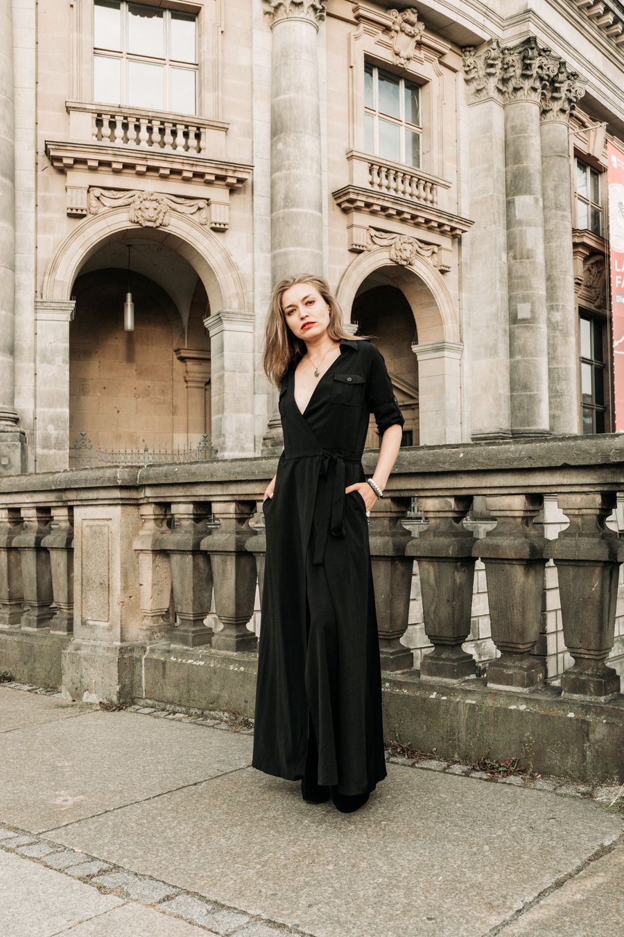 Arnika Aluri in a black dress in front of a Berlin landmark